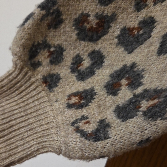 Steve Madden Animal Print Women's Sweater - Picture 5 of 6